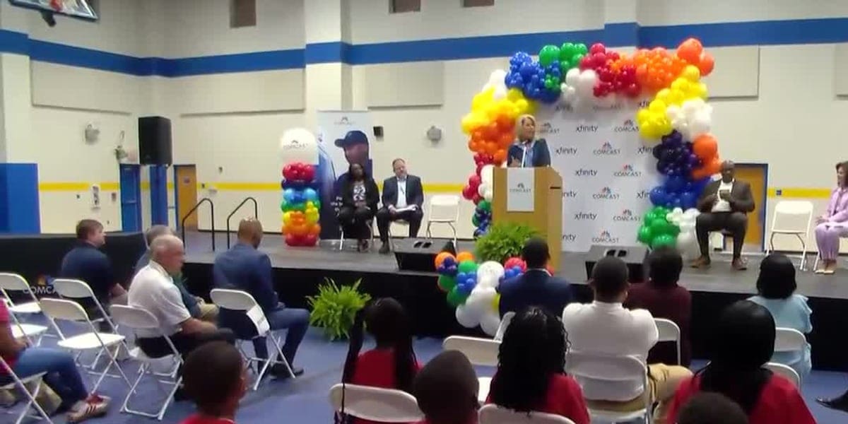 Comcast gifts laptops to Madison County middle school students